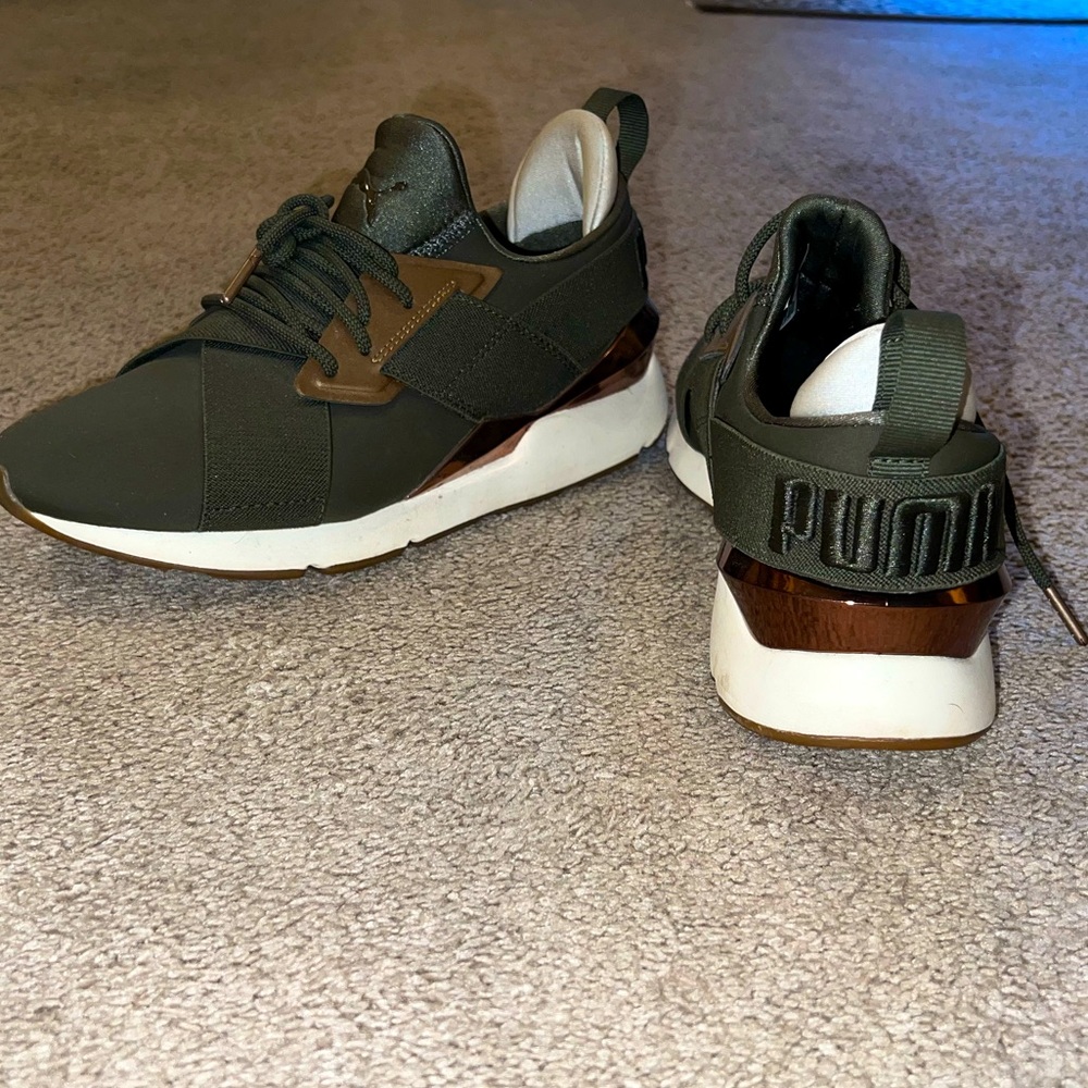 Woman Puma Shoes Size 7.5 in great condition no blemishes
